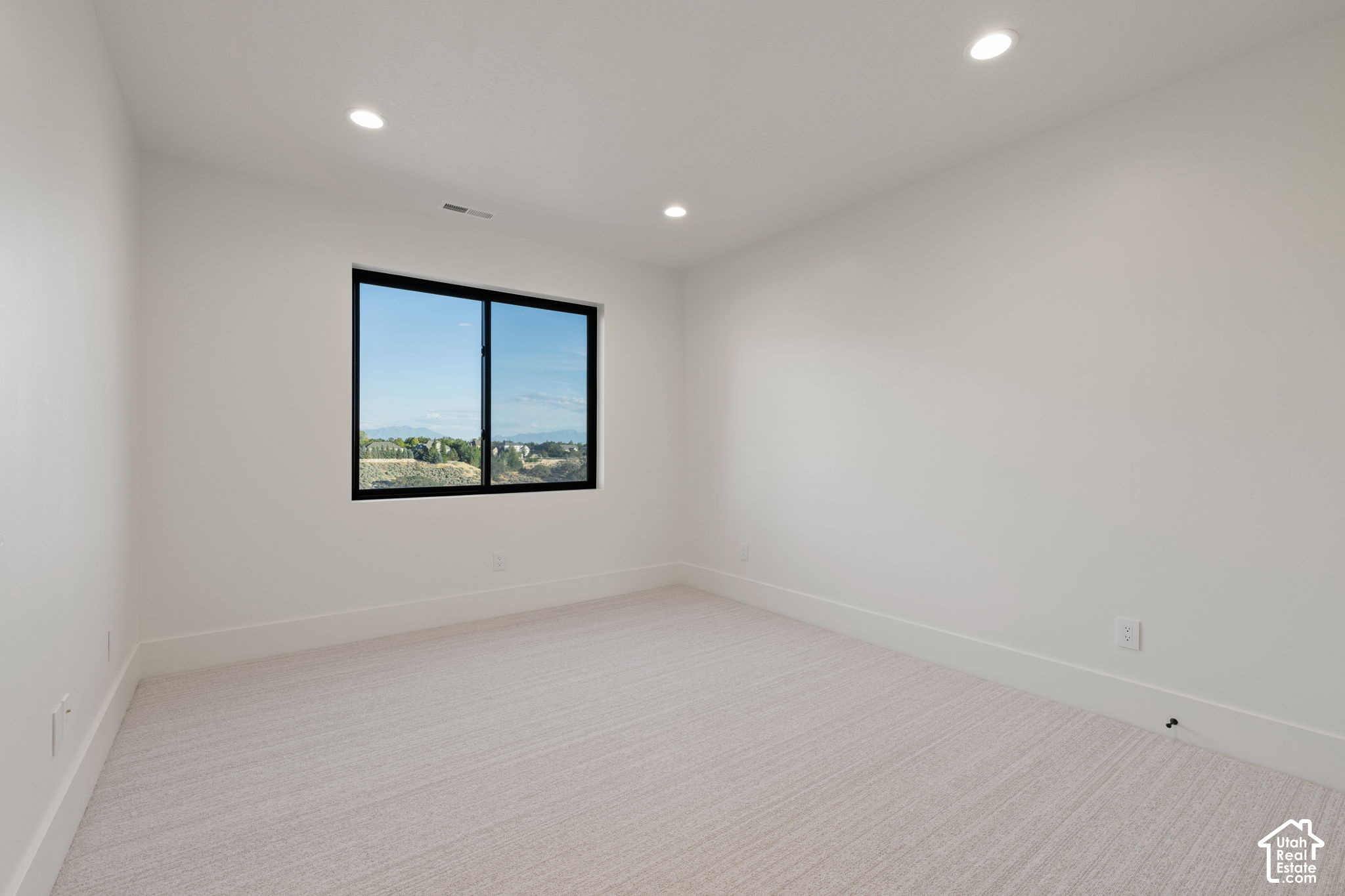 1642 E CENTER POINTE DR