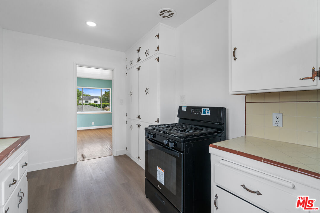 4268 Jackson Ave Unit: B