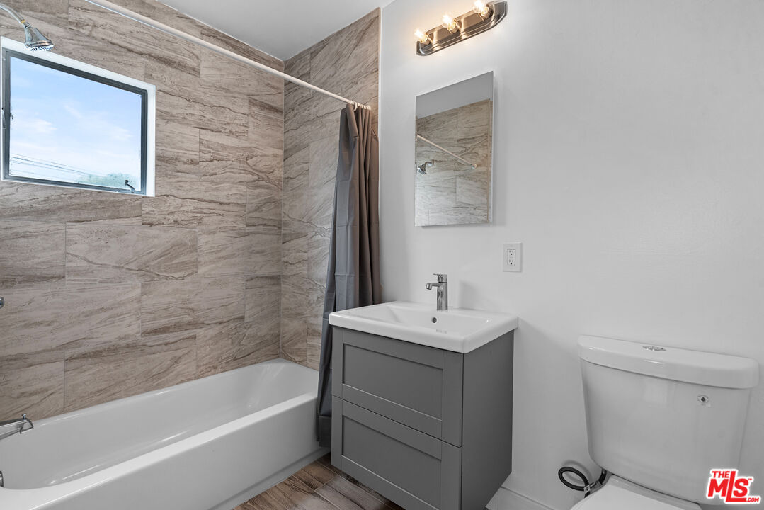 4268 Jackson Ave Unit: B
