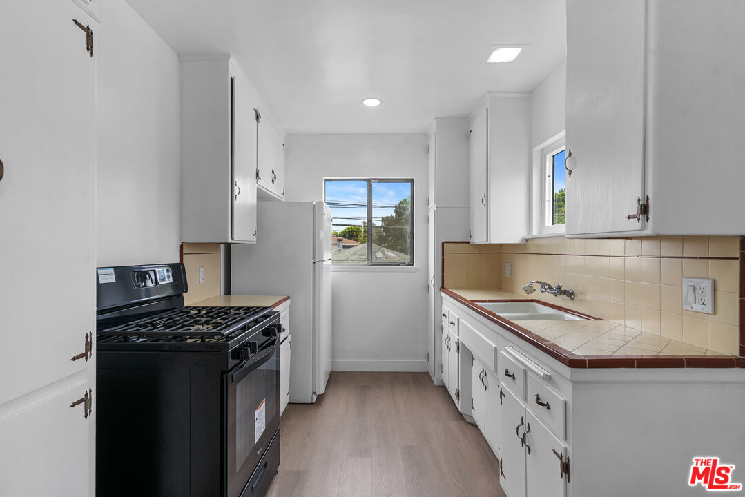 4268 Jackson Ave Unit: B