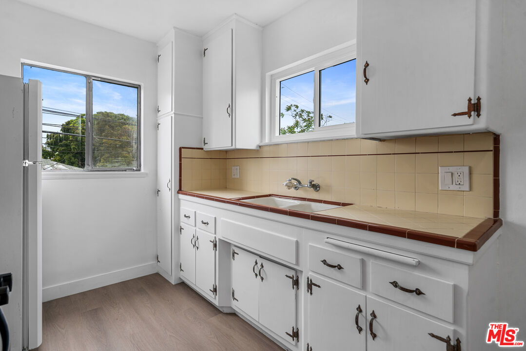 4268 Jackson Ave Unit: B