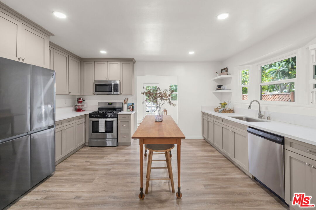 457 W 14th St
