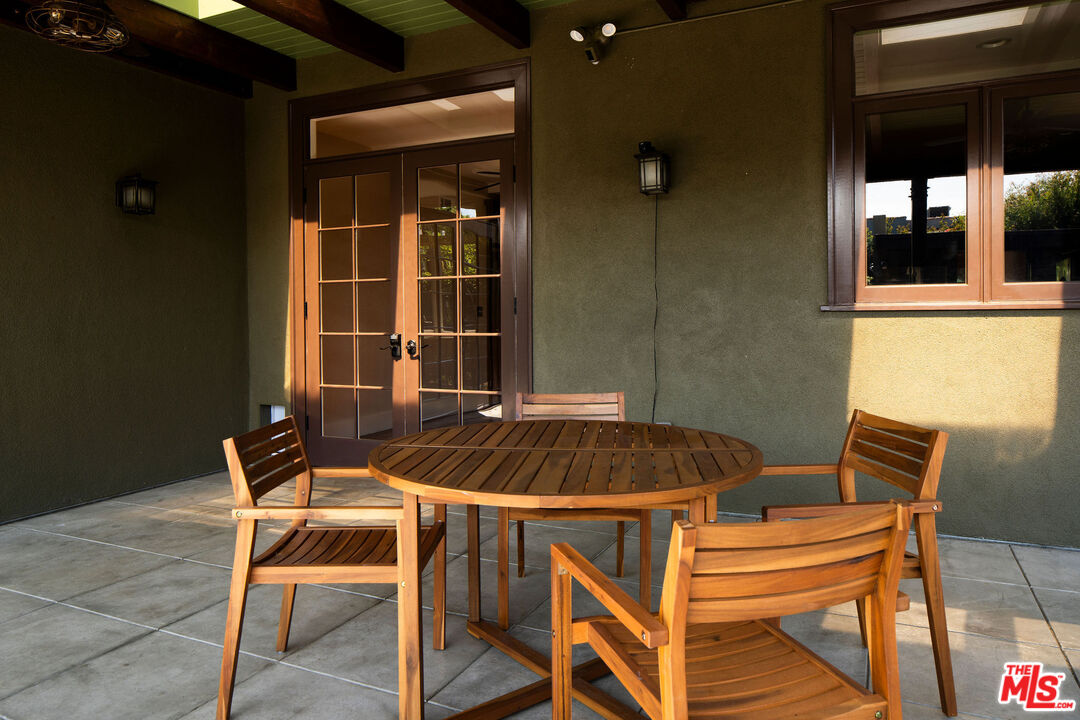 1502 S Victoria Ave