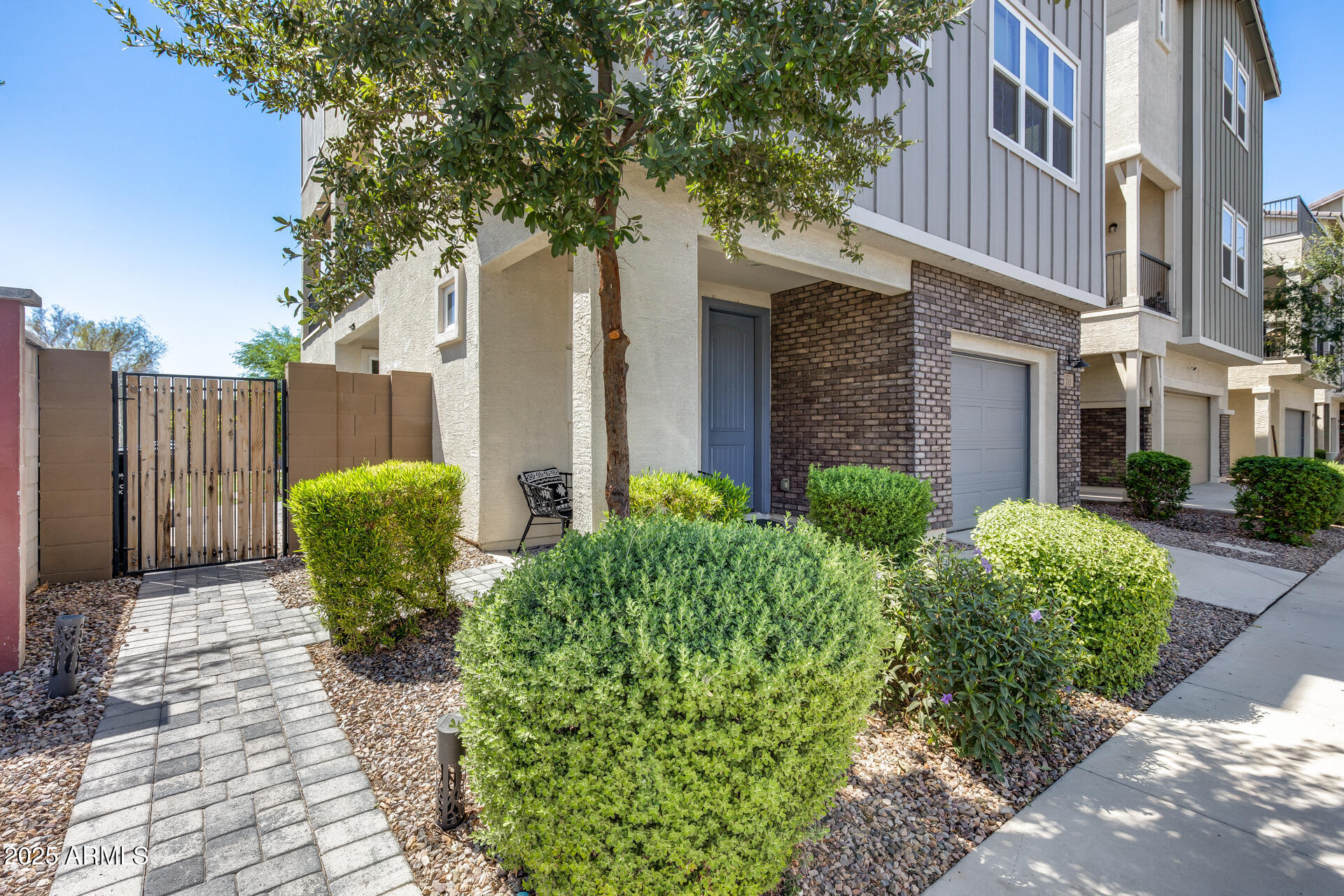 709 W FLINTLOCK Way