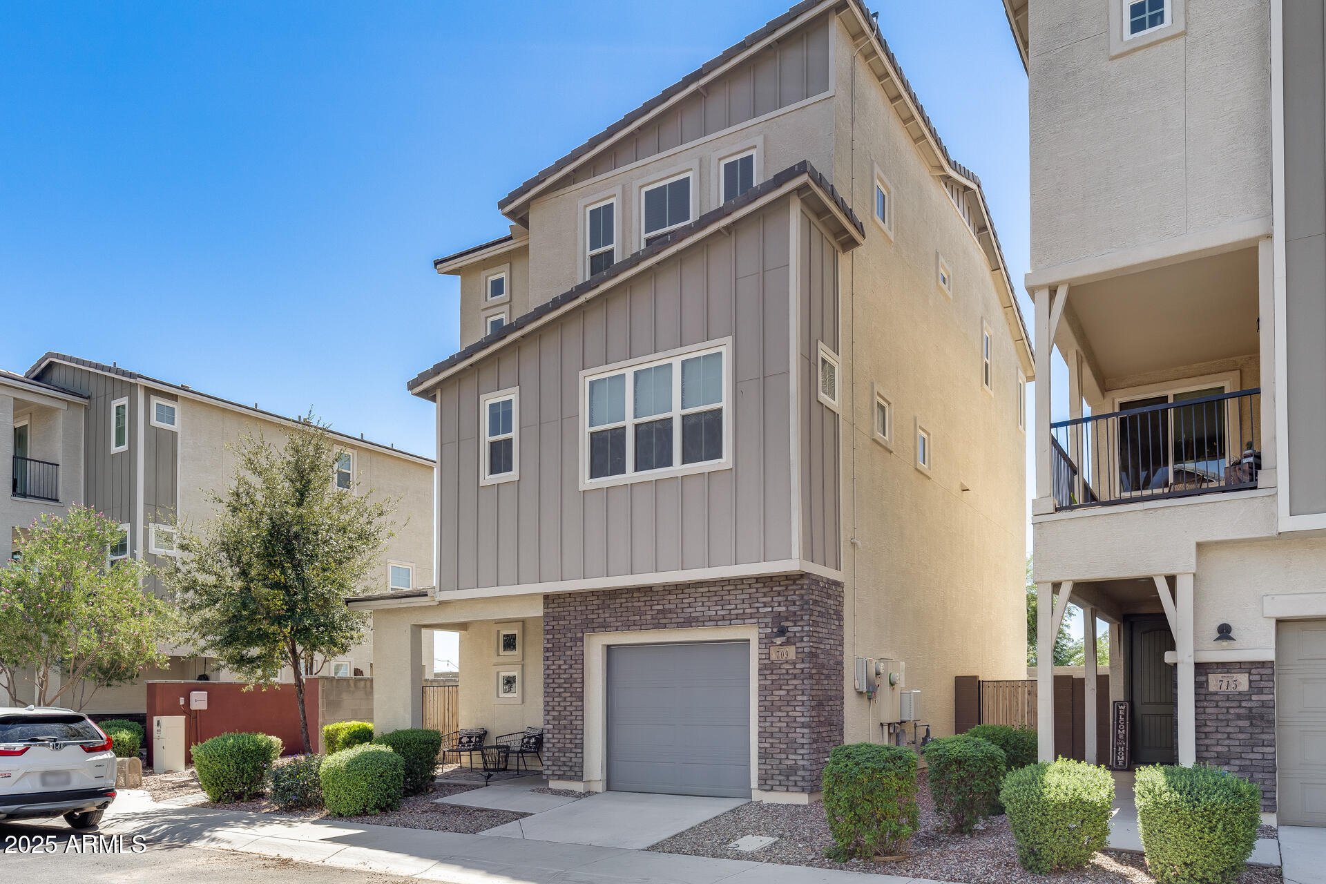 709 W FLINTLOCK Way