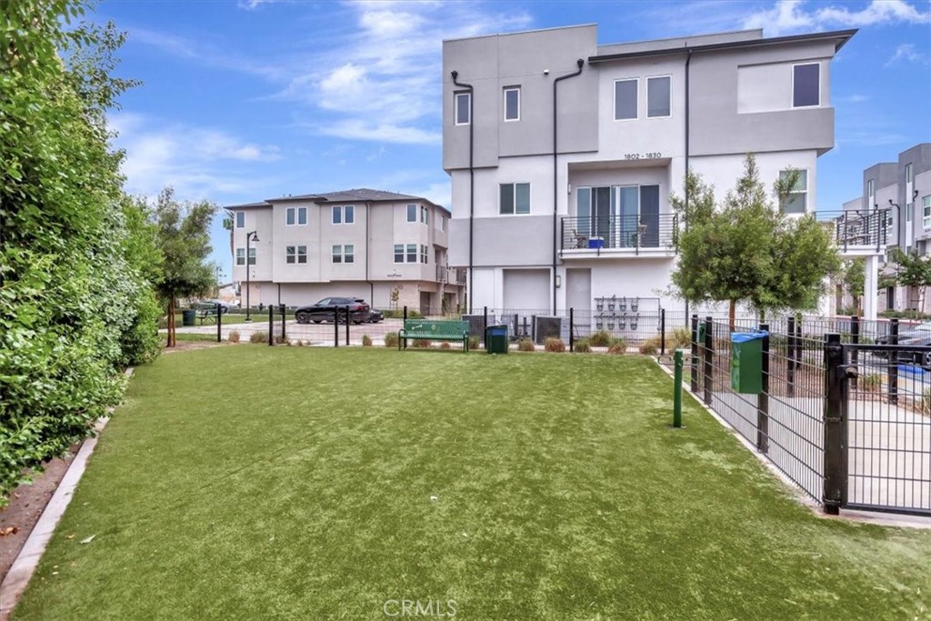 1810 W Bushell Street