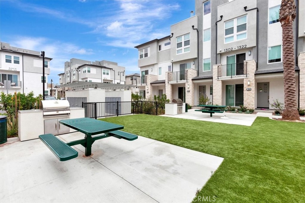 1810 W Bushell Street