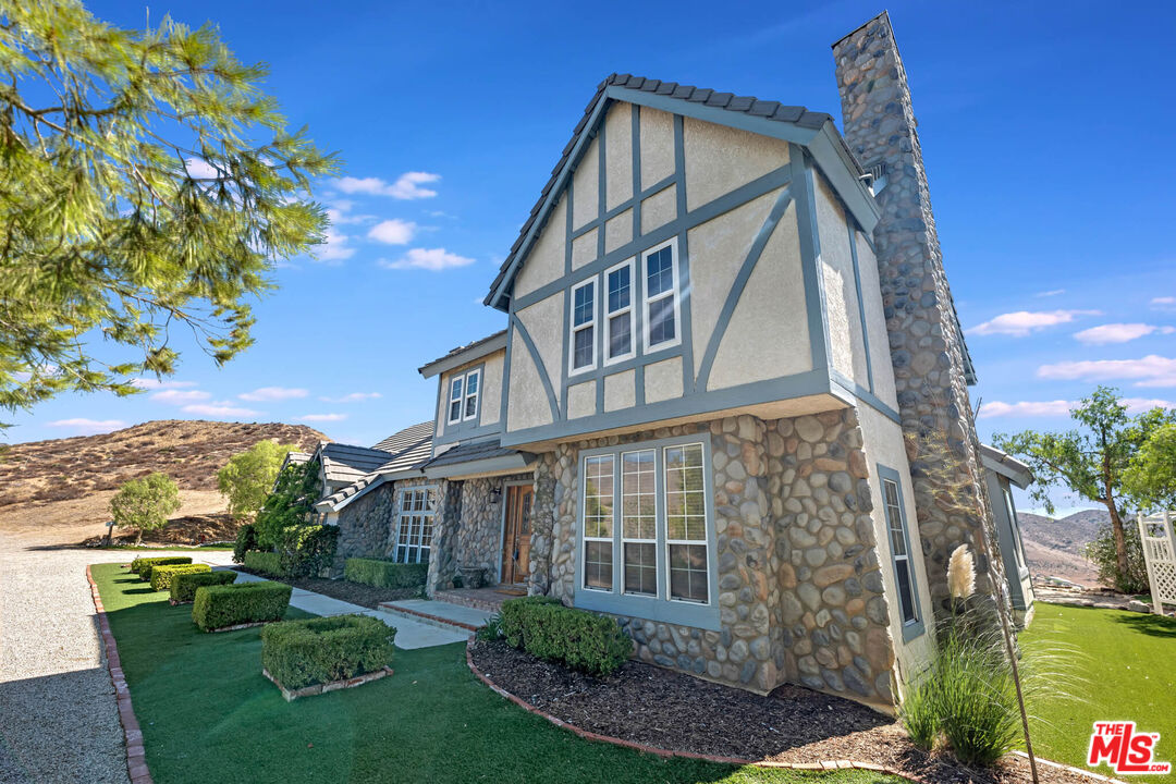 34880 Via Famero Dr