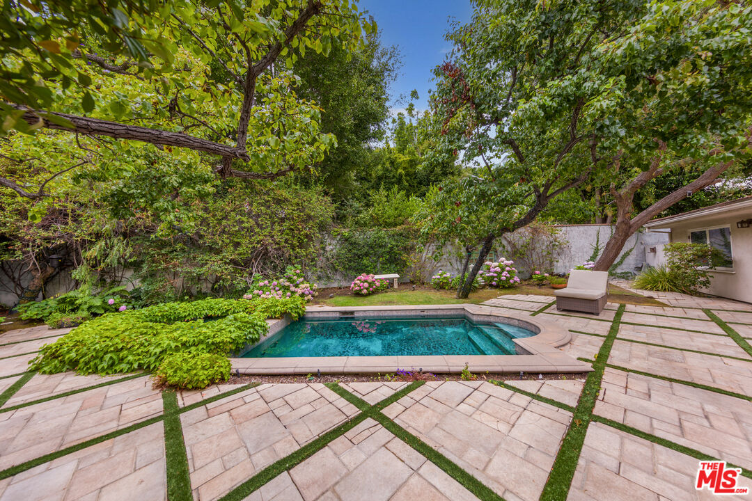 1290 Sunset Plaza Dr