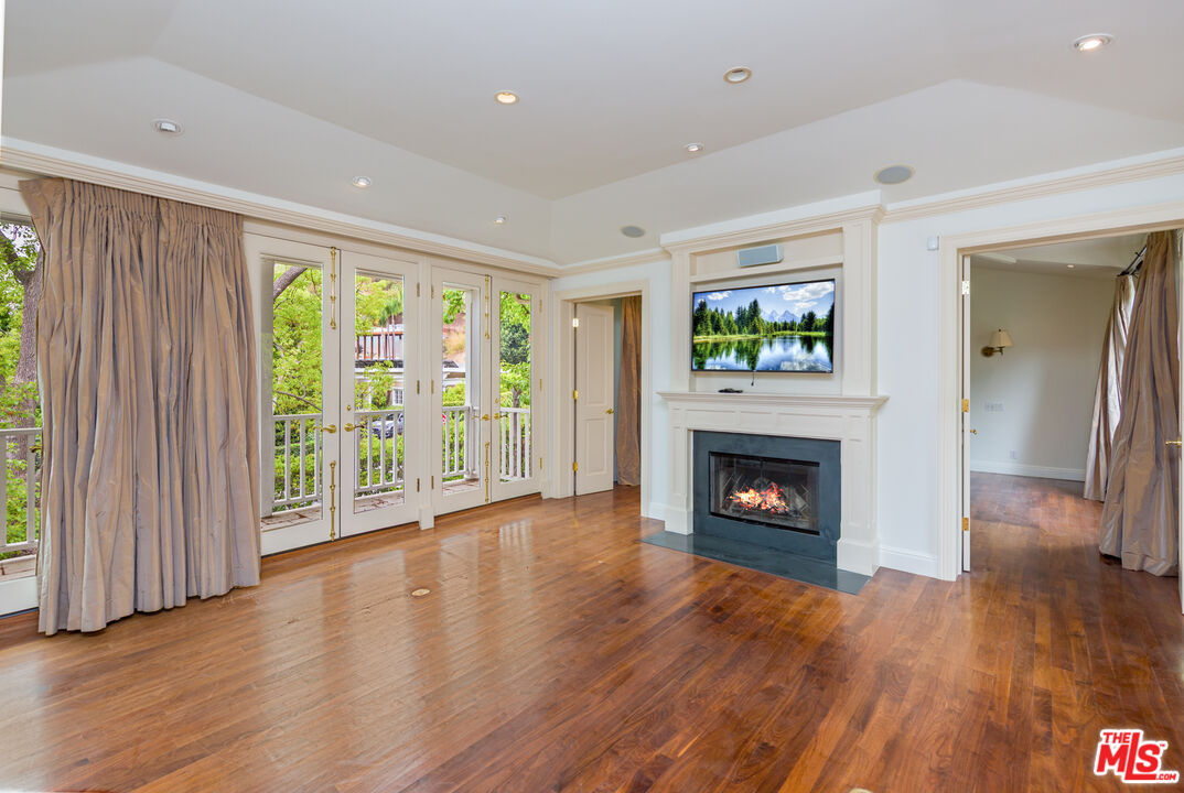1290 Sunset Plaza Dr