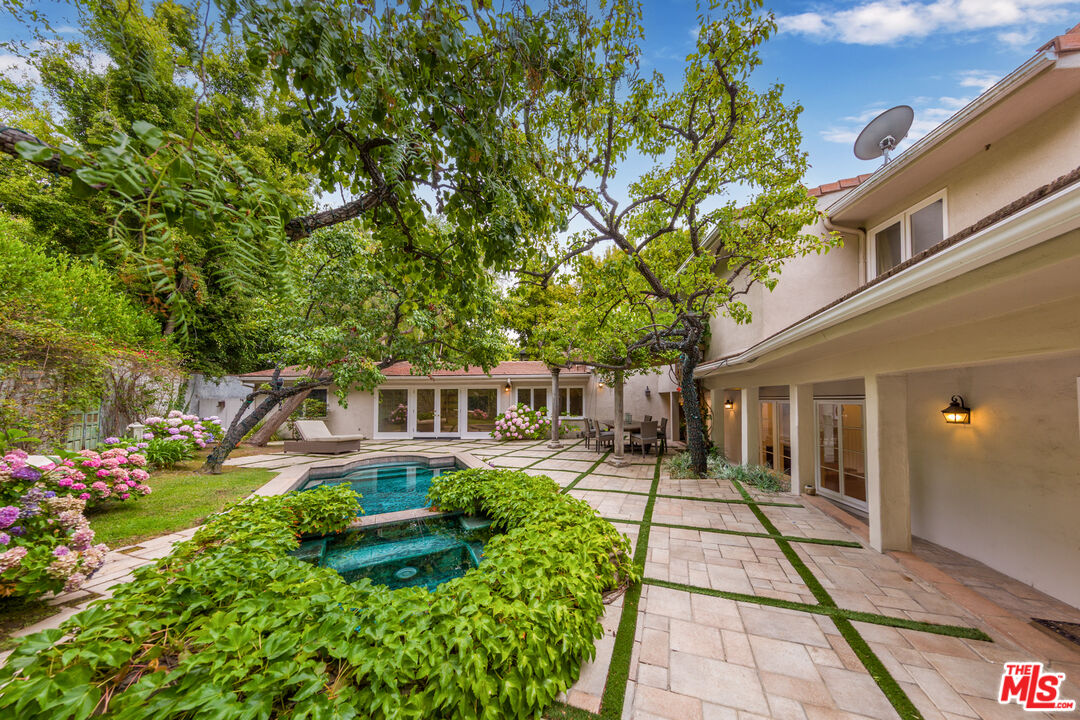 1290 Sunset Plaza Dr