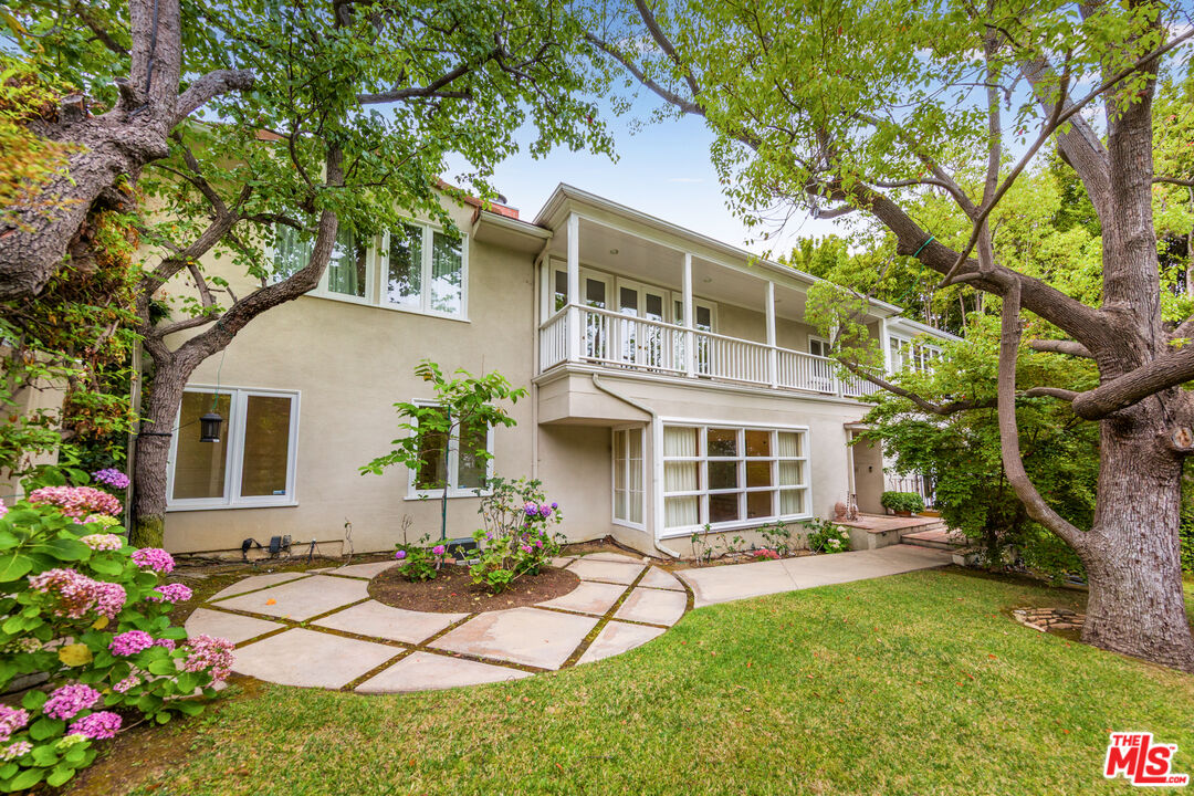 1290 Sunset Plaza Dr