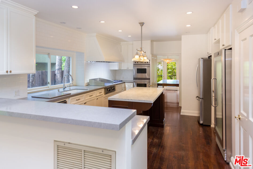 1290 Sunset Plaza Dr