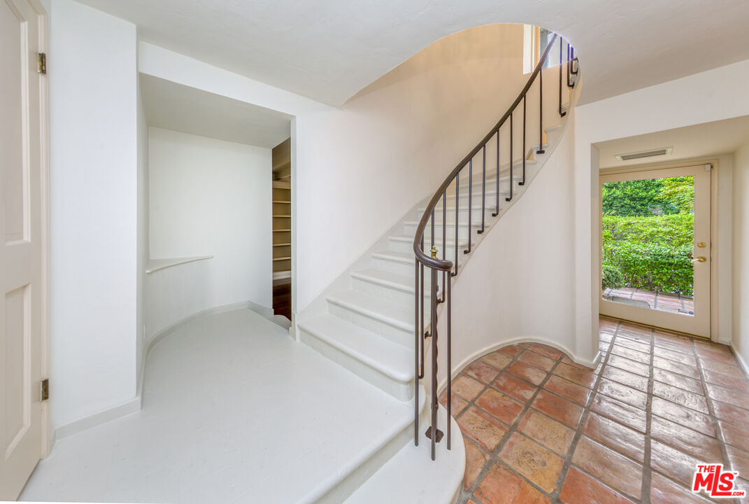 1290 Sunset Plaza Dr