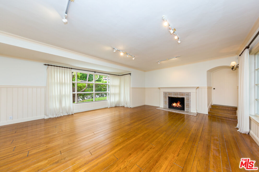 1290 Sunset Plaza Dr
