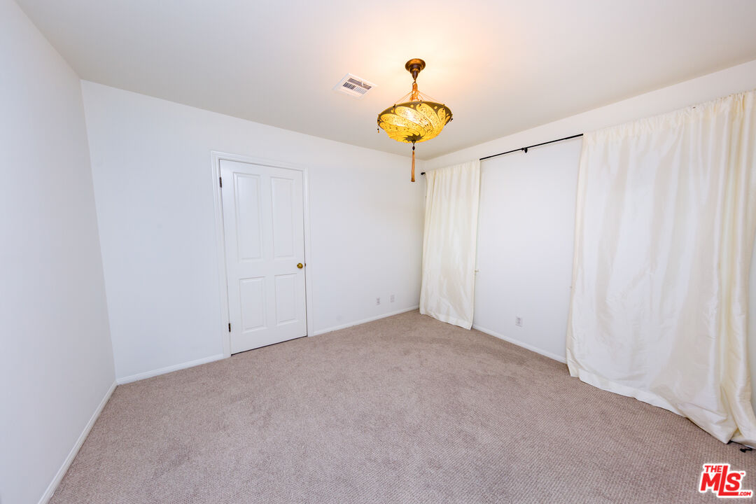 1290 Sunset Plaza Dr