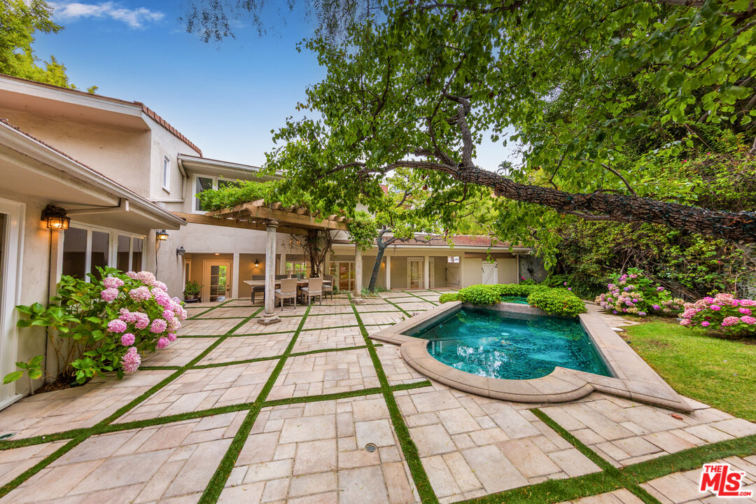 1290 Sunset Plaza Dr