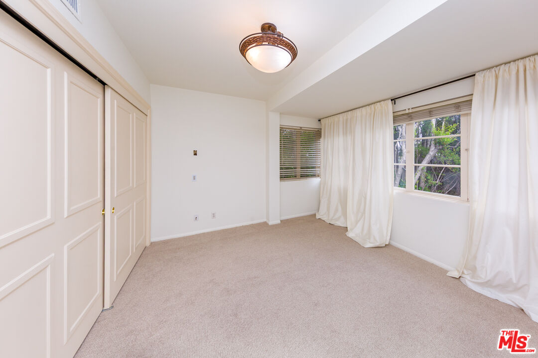 1290 Sunset Plaza Dr