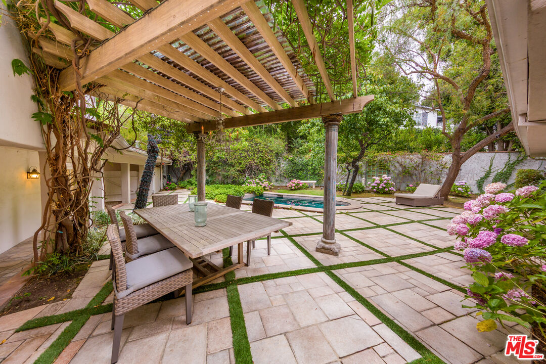 1290 Sunset Plaza Dr