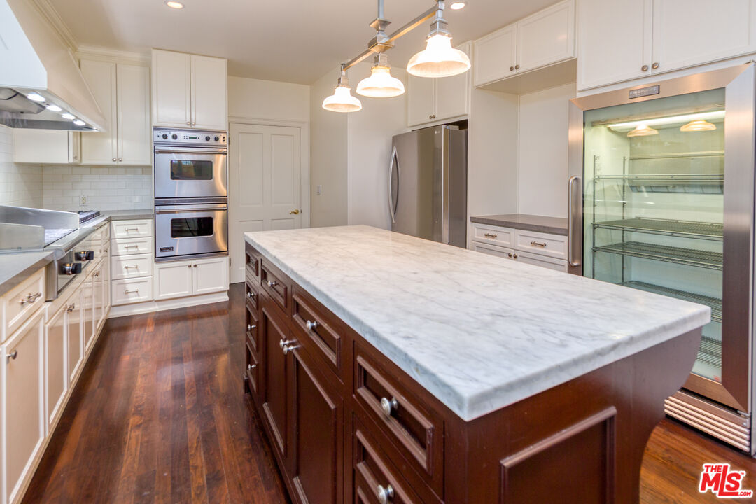 1290 Sunset Plaza Dr