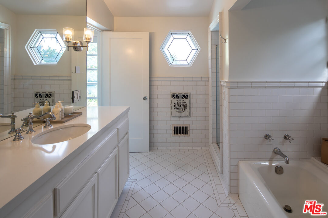 1954 Micheltorena St