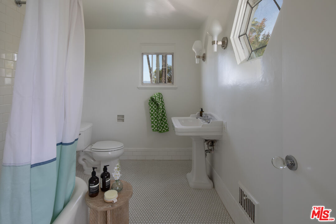 1954 Micheltorena St