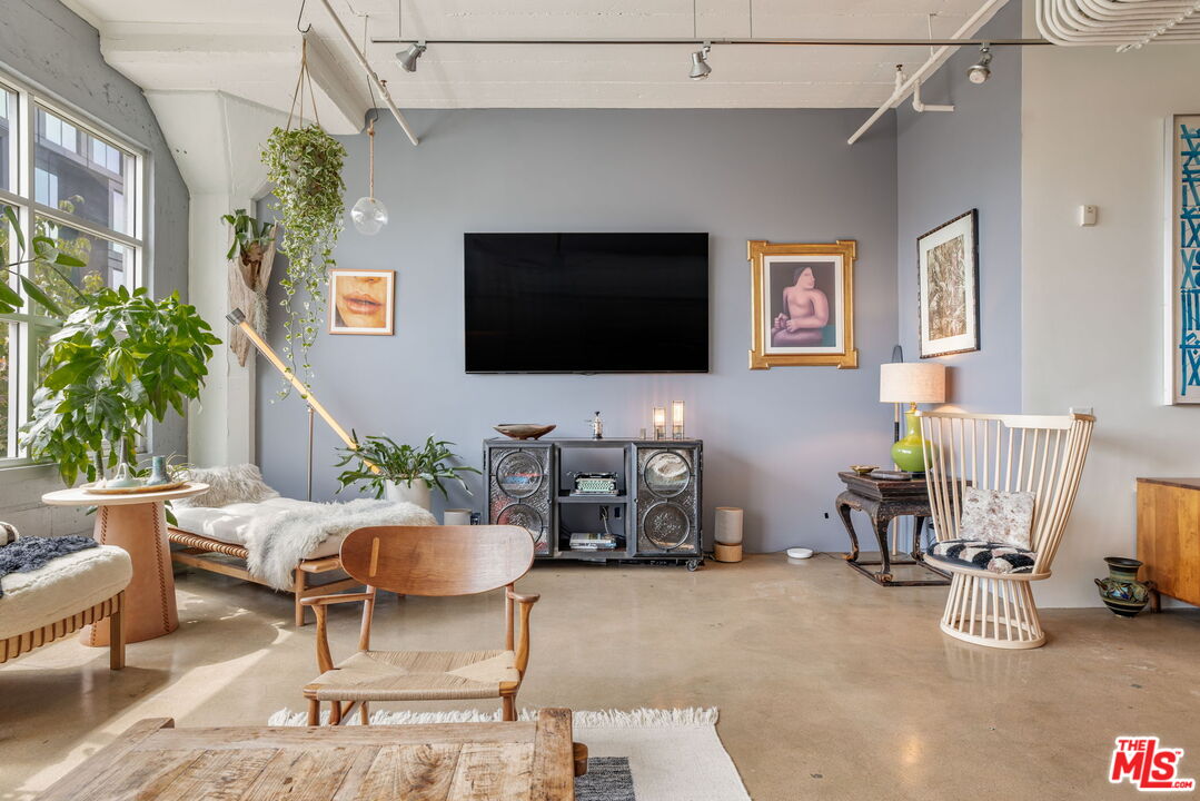 530 Molino St Unit: 213