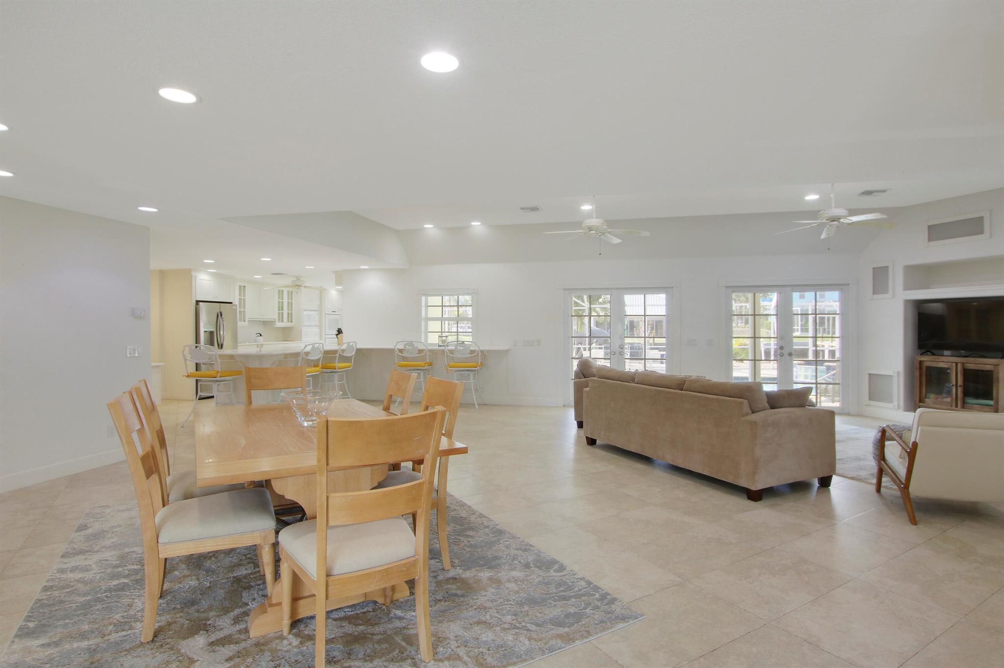 8538 SE Coconut Street