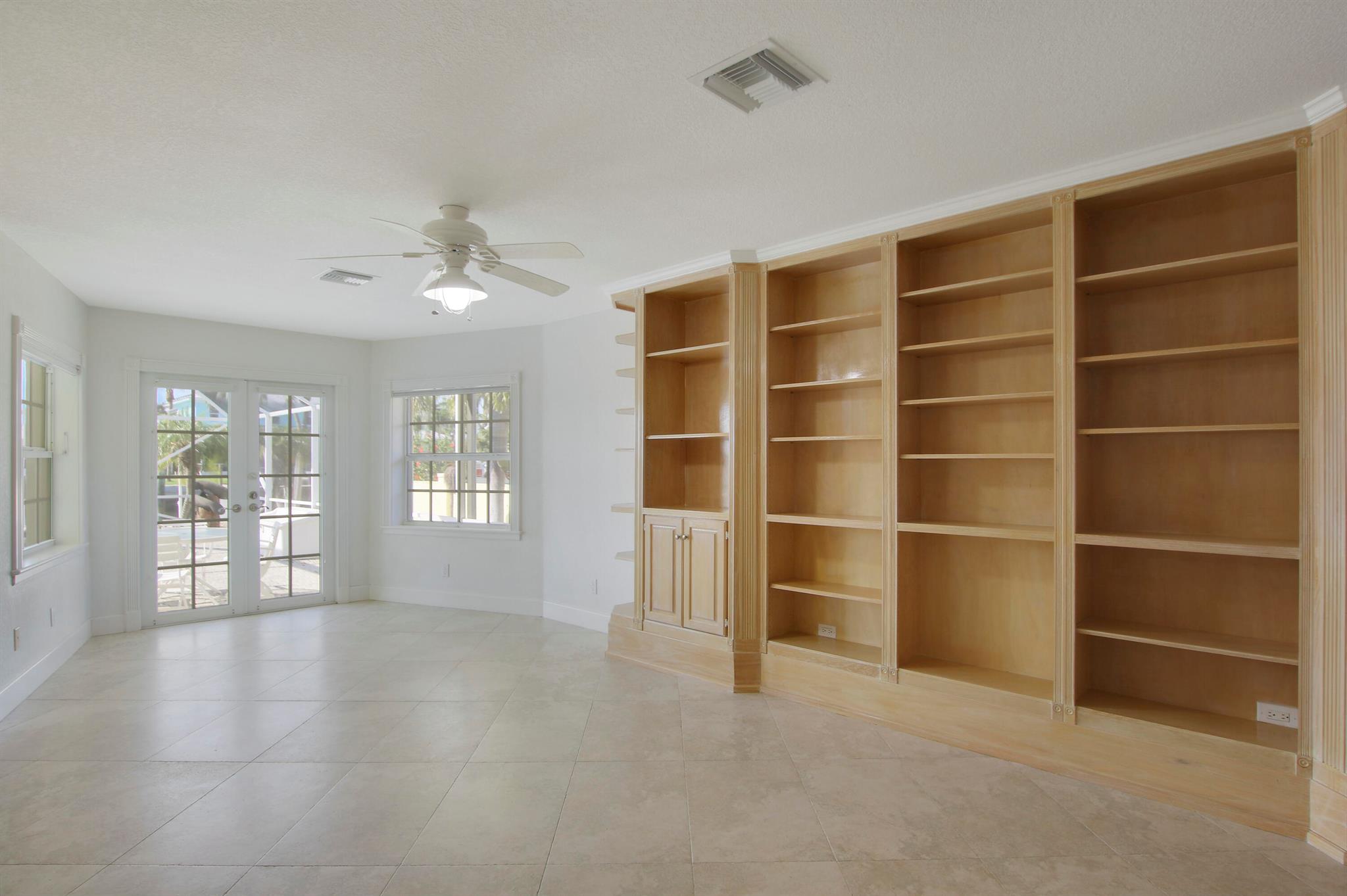 8538 SE Coconut Street