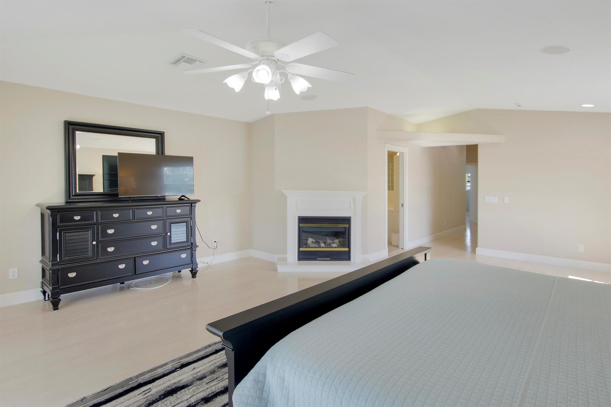 8538 SE Coconut Street