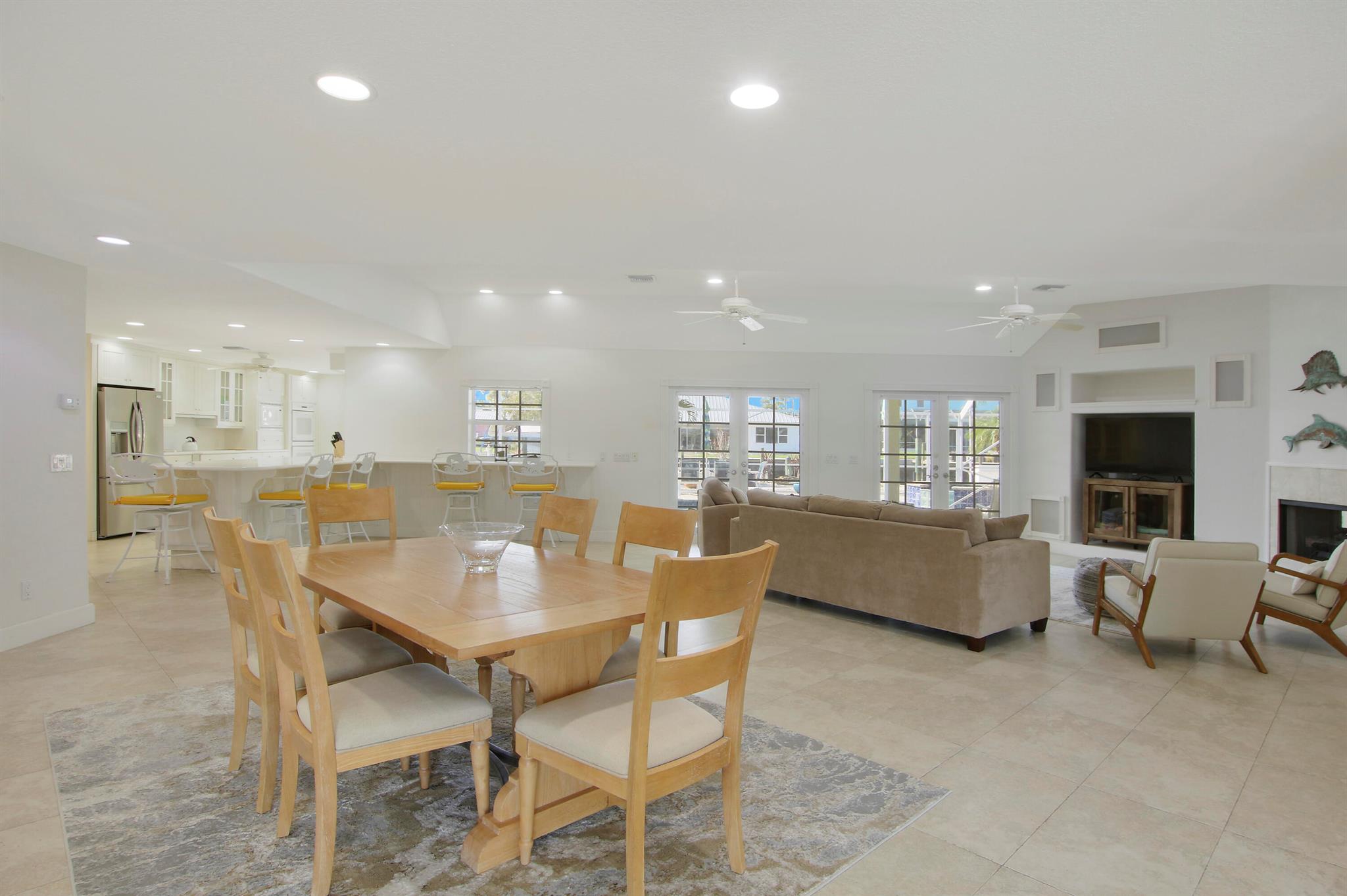 8538 SE Coconut Street