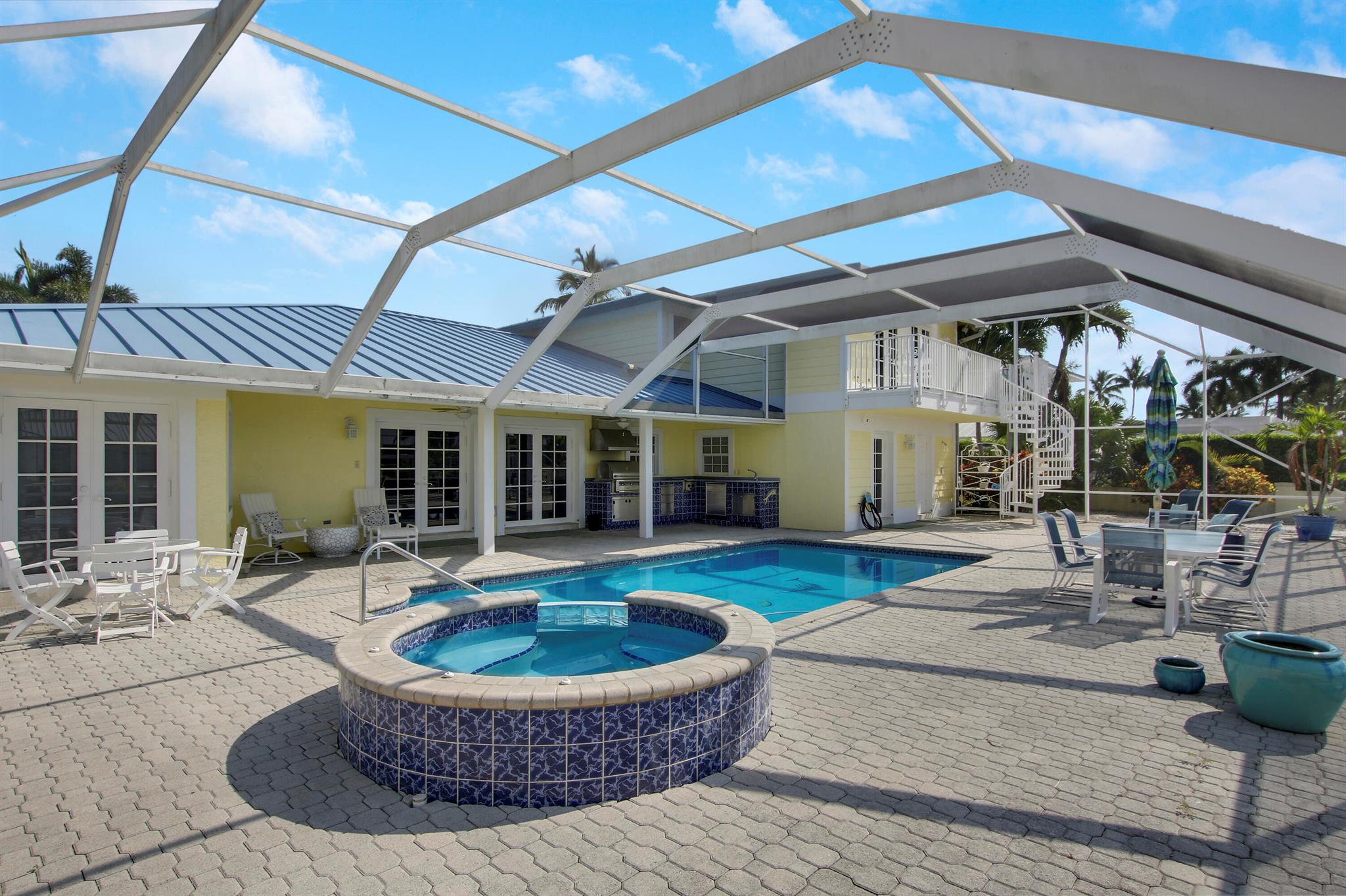 8538 SE Coconut Street