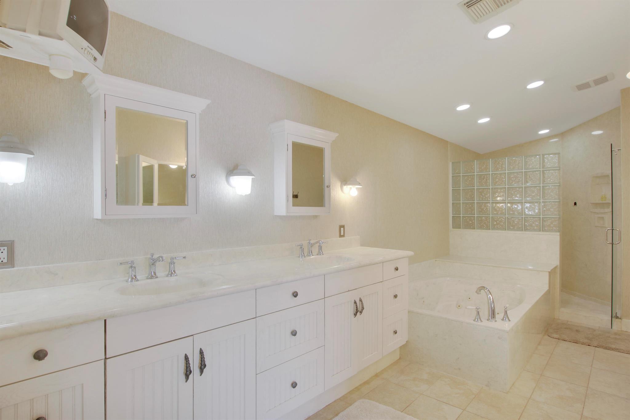 8538 SE Coconut Street