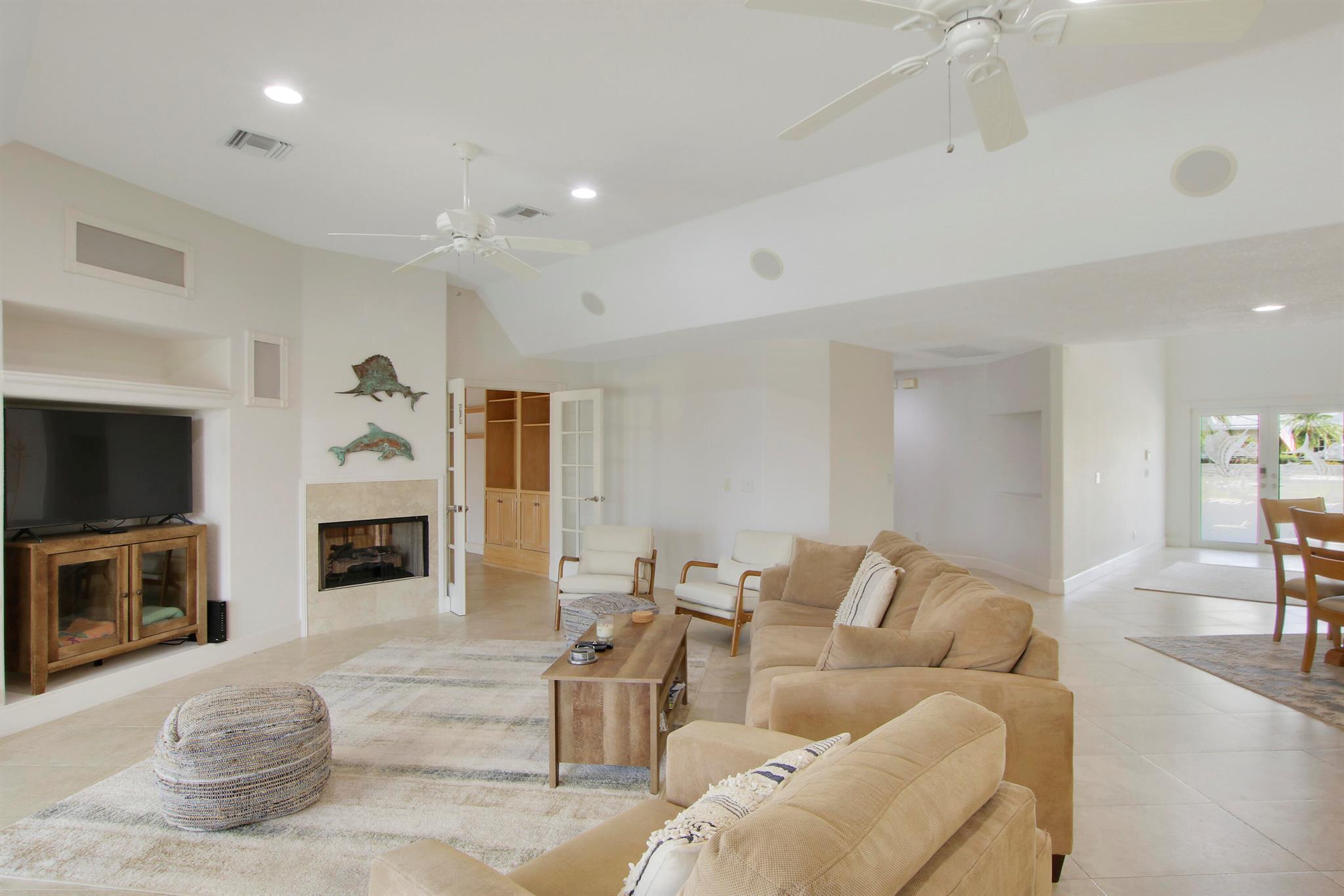 8538 SE Coconut Street