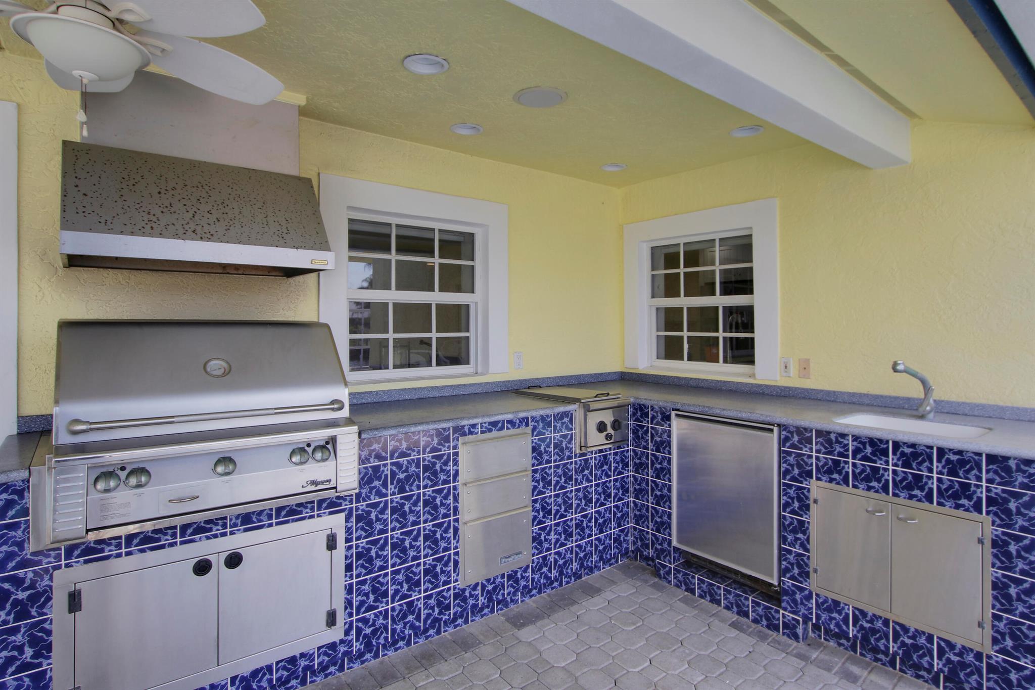 8538 SE Coconut Street