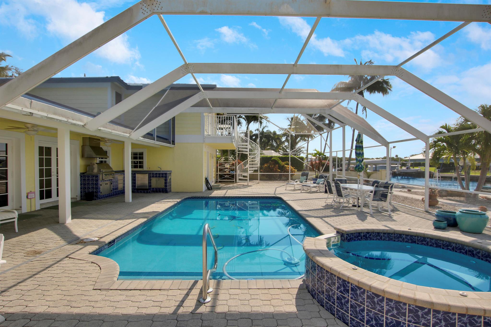 8538 SE Coconut Street