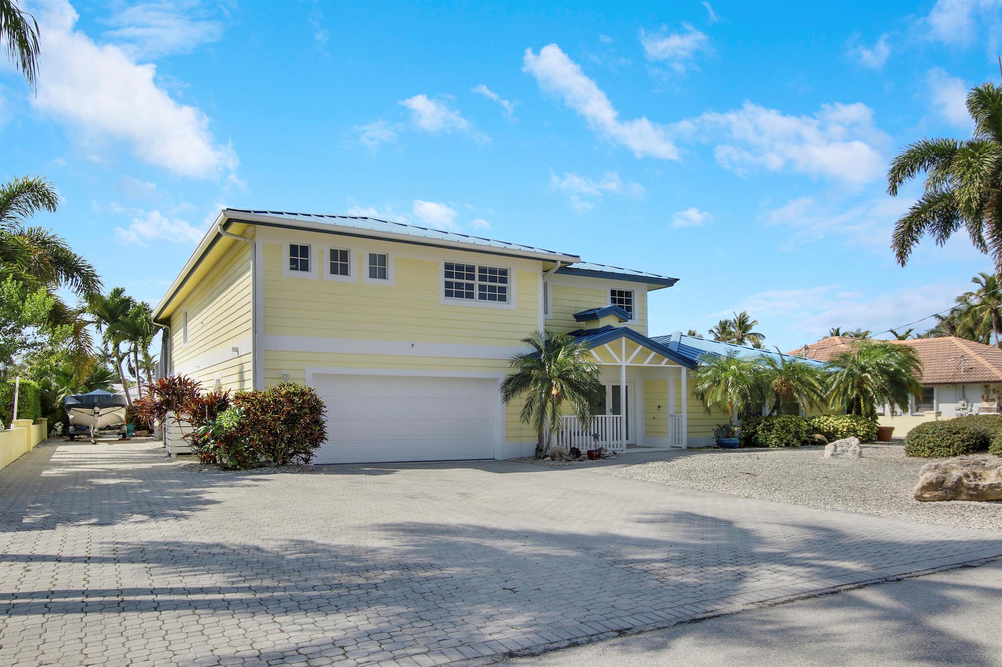 8538 SE Coconut Street