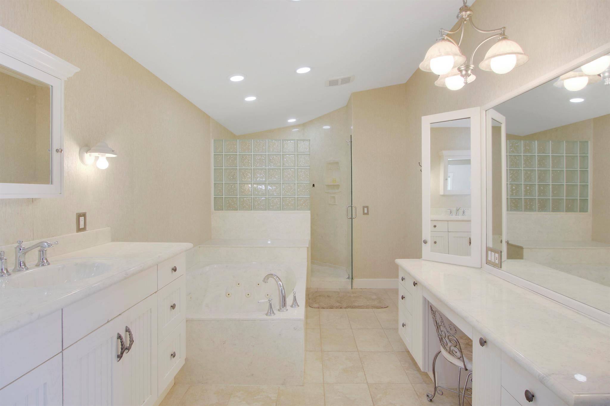 8538 SE Coconut Street