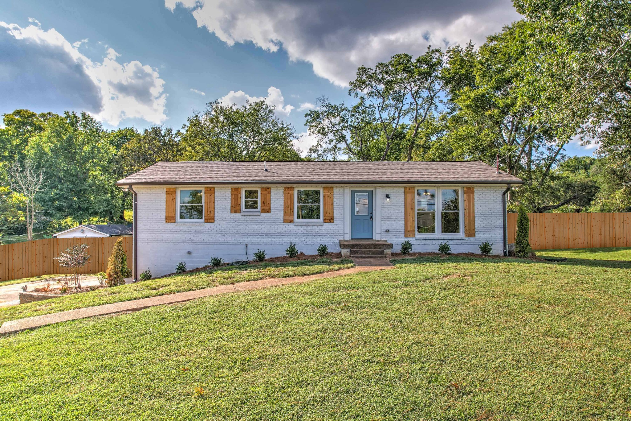 402 Sanders Ferry Rd