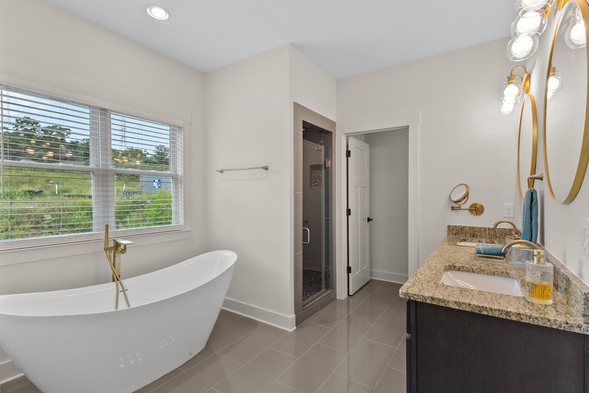 1229 N Avondale Cir