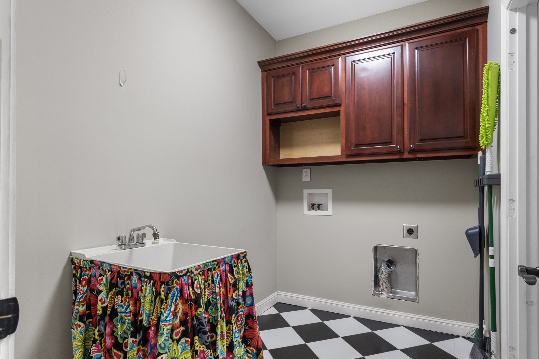127 Woodlake Dr