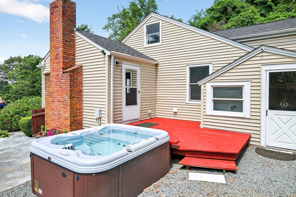120 Hackett Ave