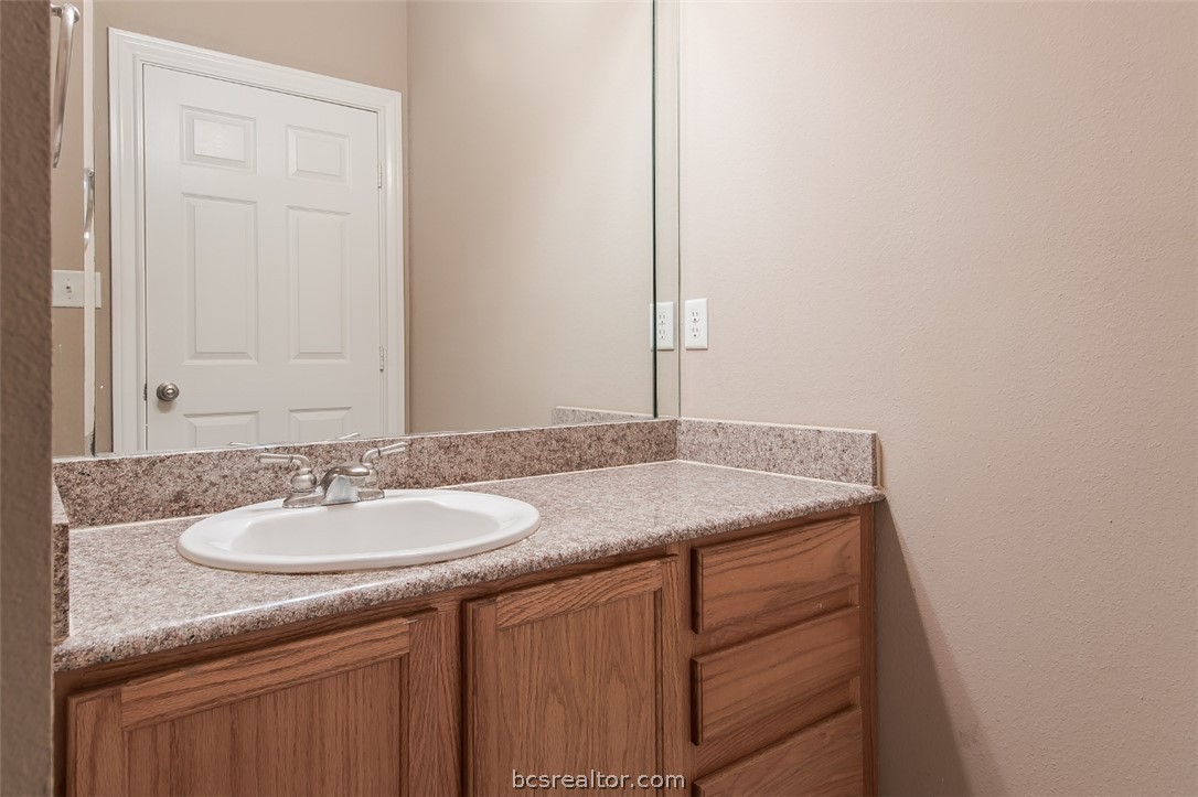 801 Luther Street W 805