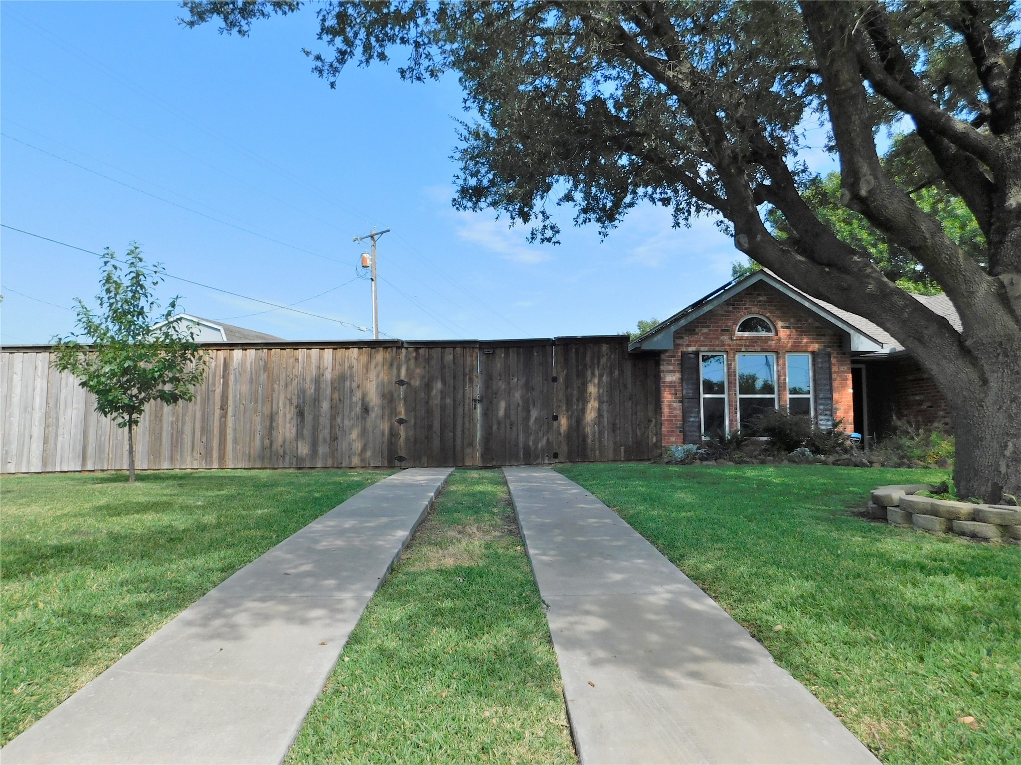 2001 Oak Tree Drive