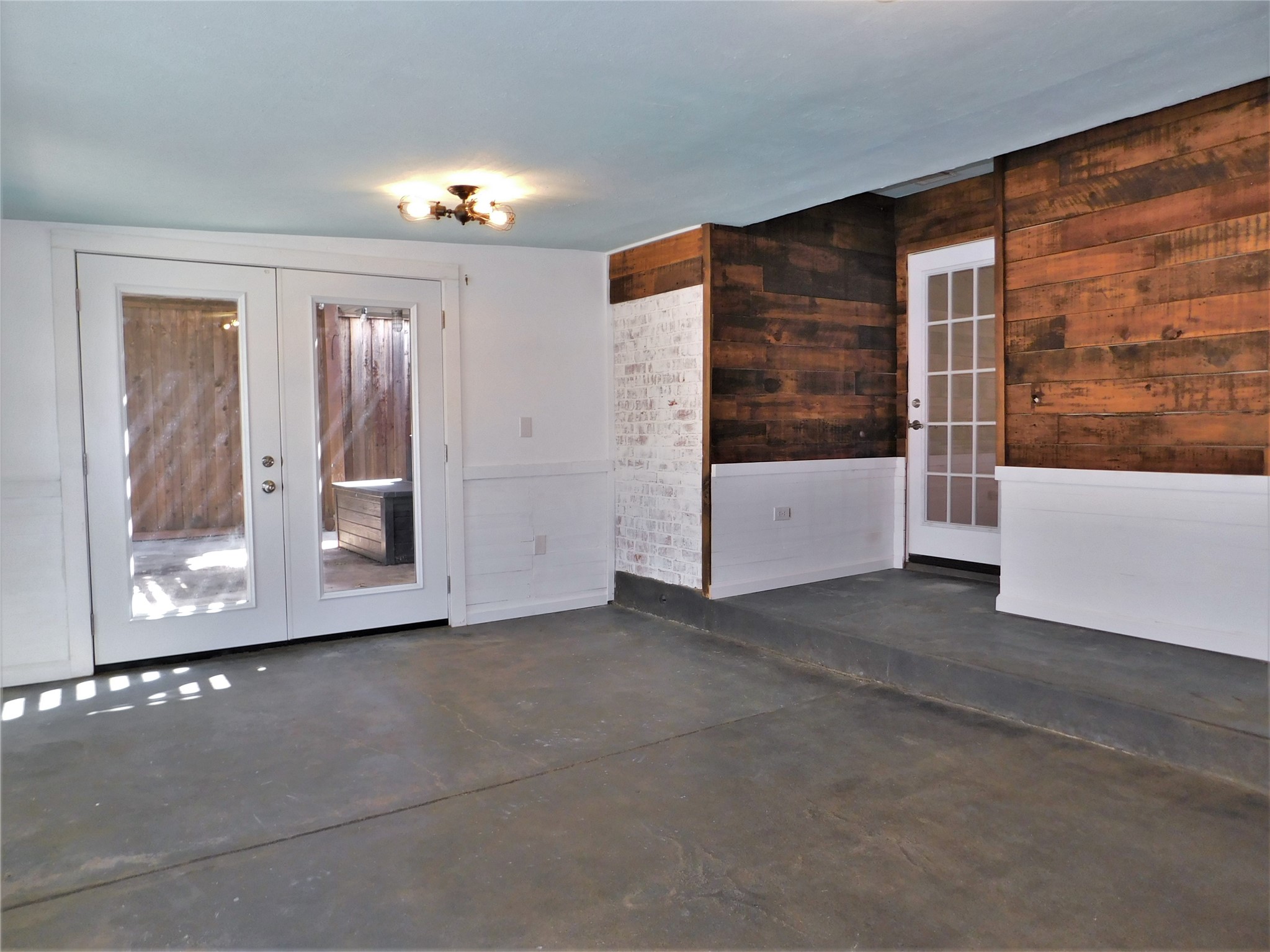 2001 Oak Tree Drive