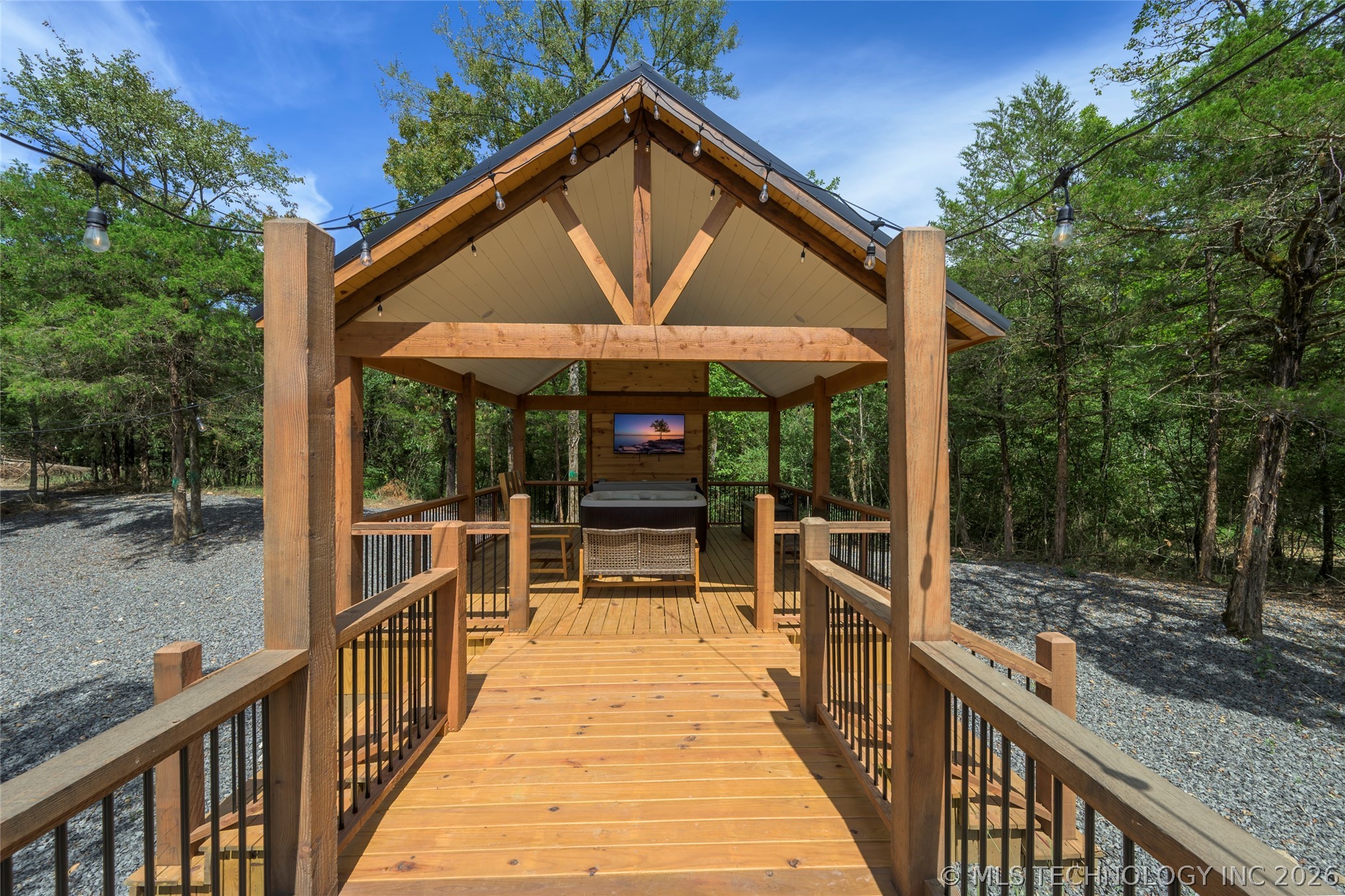 942 Hickory Post