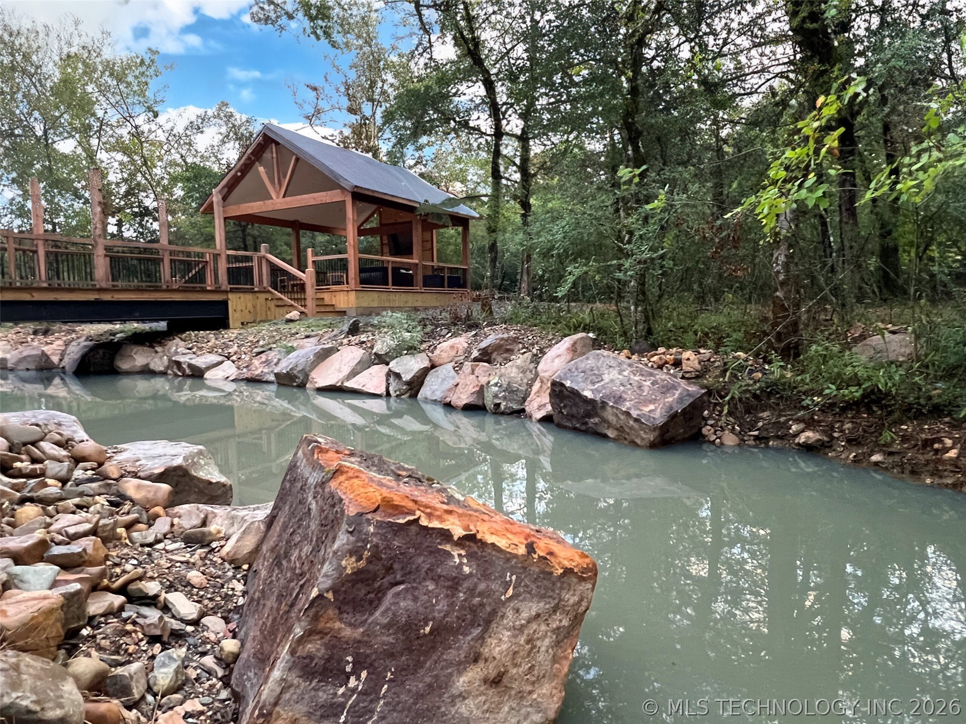 942 Hickory Post