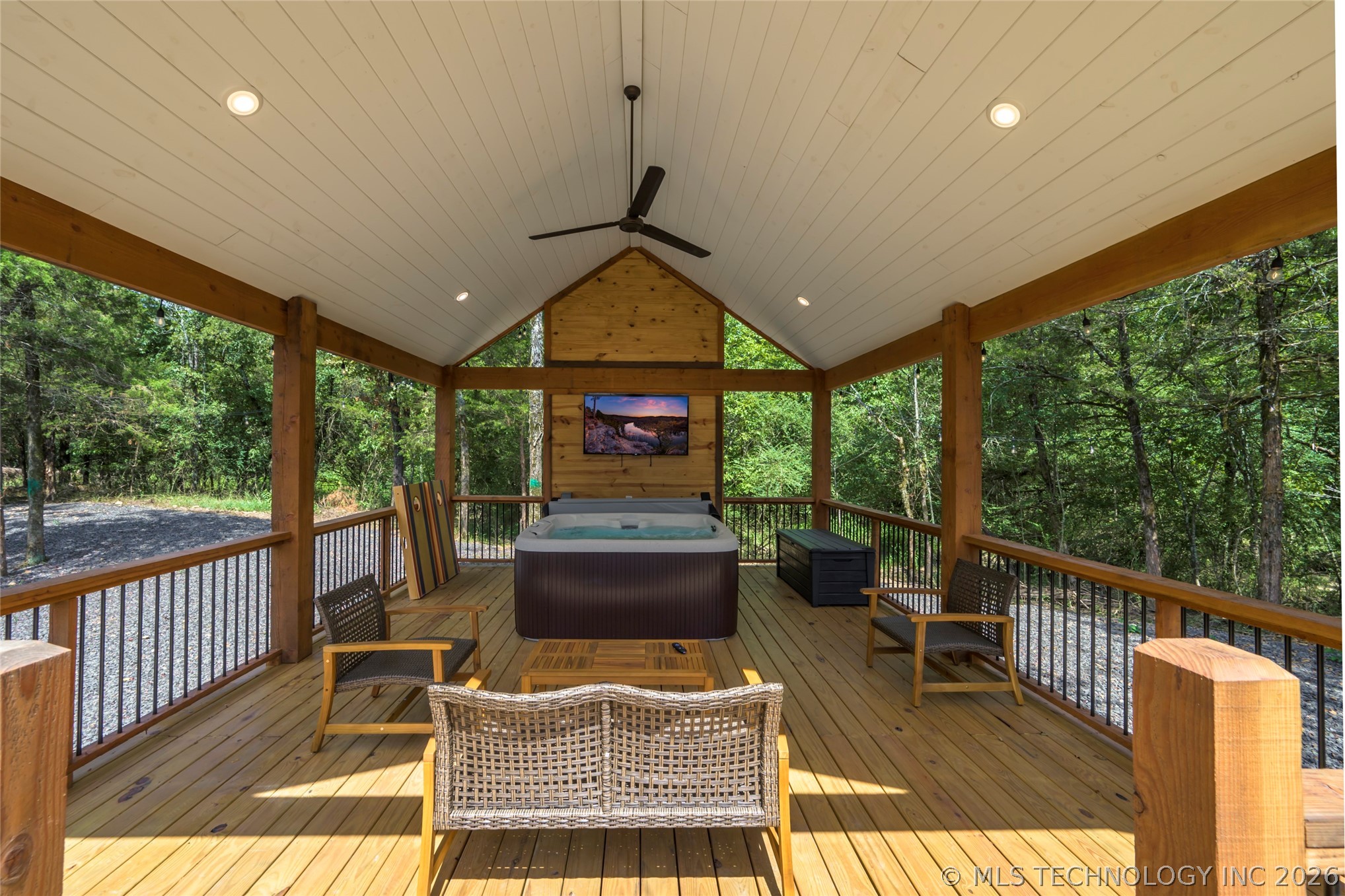 942 Hickory Post