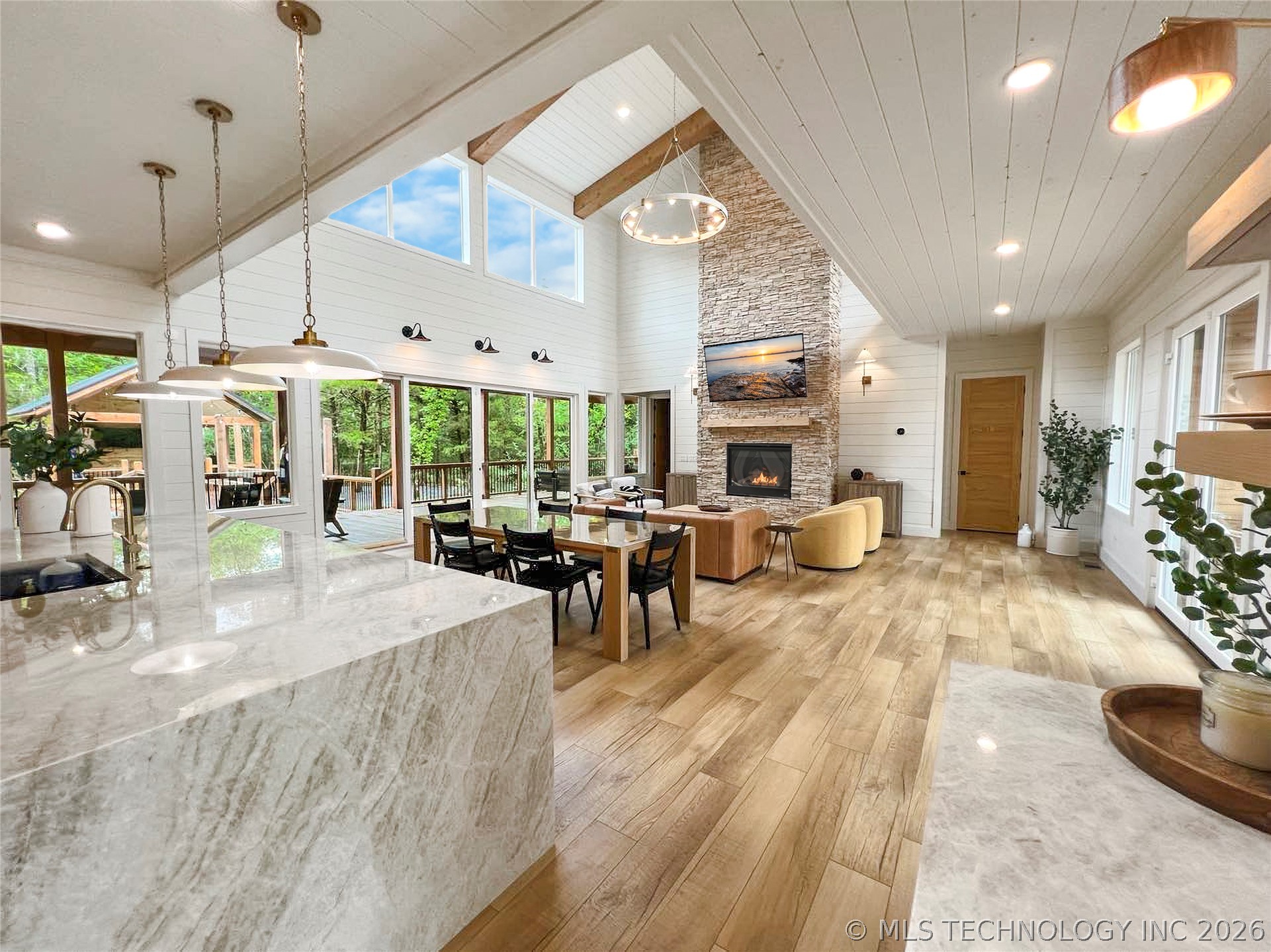 942 Hickory Post