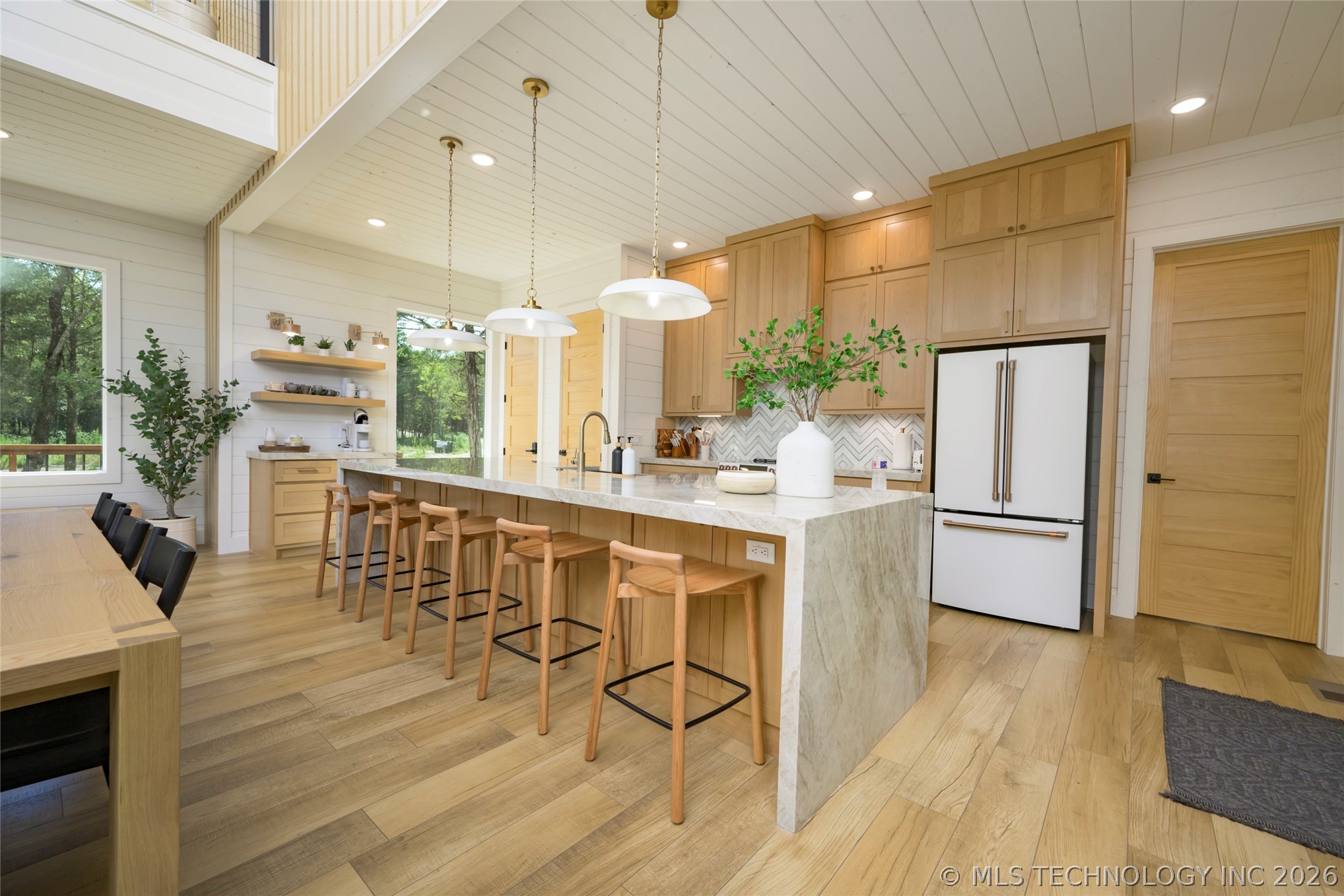 942 Hickory Post
